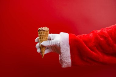 Noel Baba kırmızı bir Dondurma külahı bazı alıntılar ile tutarak