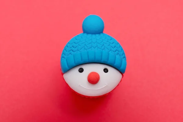 Рождественская Декоративная Кукла Снеговика Красном Фоне — стоковое фото