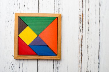 Beyaz ahşap zemin üzerinde ahşap tangram kümesi