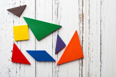 Beyaz ahşap zemin üzerinde ahşap tangram