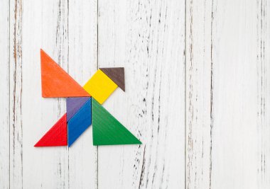 kopya alanı ile uçan bir kuş şeklinde ahşap tangram