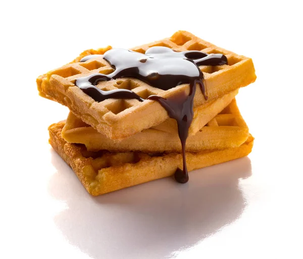Waffles Com Chocolate Liquefeito Fundo Branco — Fotografia de Stock