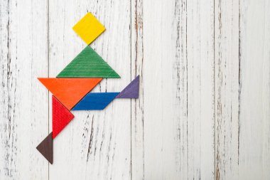 bacağını kopya alanı ile tekme bir adam şeklinde ahşap tangram