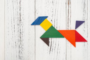 kopya alanı çalışan köpek gibi şeklinde ahşap tangram