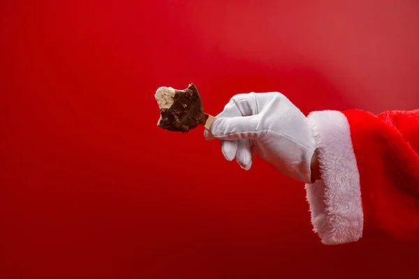 Santa Claus Sosteniendo Helado Con Sabor Chocolate Con Algunas Picaduras — Foto de Stock