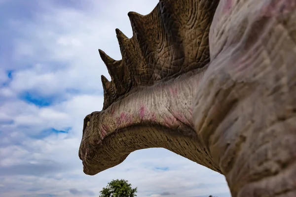 Amargasaurus под синим небом — стоковое фото