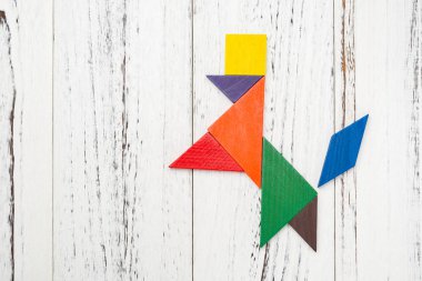bir köpek gibi şeklinde ahşap tangram ayağa kalkar