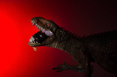 Nokta ile bir insan vücudundaki ısırma Carcharodontosaurus kafa ve arka plan üzerinde kırmızı ışık ışık