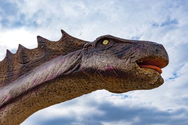amargasaurus mavi gökyüzü altında