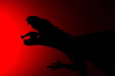 Carcharodontosaurus kırmızı ışık ile daha küçük bir dinozor karanlıkta ısırma gölgesi