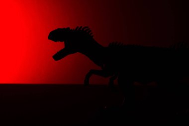 Allosaurus gölge koyu kırmızı ışık ile