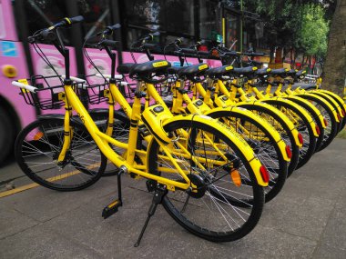 Zhongshan; Guangdong; Çin-Kasım 28; 2017: Bisiklet yolun kenarında paylaştı. Bisiklet paylaşım Çin'de çok popüler olduğunu.