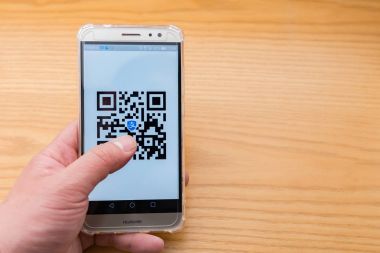 Zhongshan, Çin-Aralık 26, Alipay Qr kodu mobil etme 2017:Chinese adam. Çok yaygın ve popüler Çin, hızlı ve güvenli ödeme ve para nakletmek için QR kodu olur.