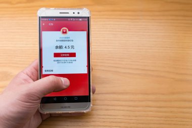 Zhongshan, Çin-Aralık 26, Alipay kırmızı cep mobil kontrol 2017:Chinese adam. Alibaba ücretsiz kırmızı cepler birçok hediye olarak kullanıcılara gönderir.
