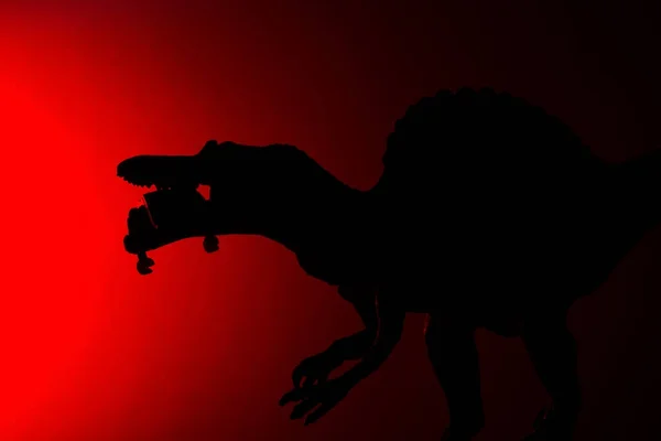 Schatten Von Spinosaurus Beißt Einen Menschlichen Körper Mit Rotem Licht — Stockfoto