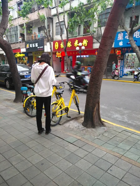 中山市 広東省 共有自転車に乗る 2017 Girl Prepaing 自転車共有は非常に中国で人気 — ストック写真