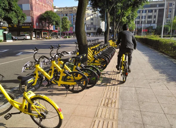 Zhongshan Guangdong China Diciembre 2017 Caballero Oficina Montando Una Bicicleta — Foto de Stock