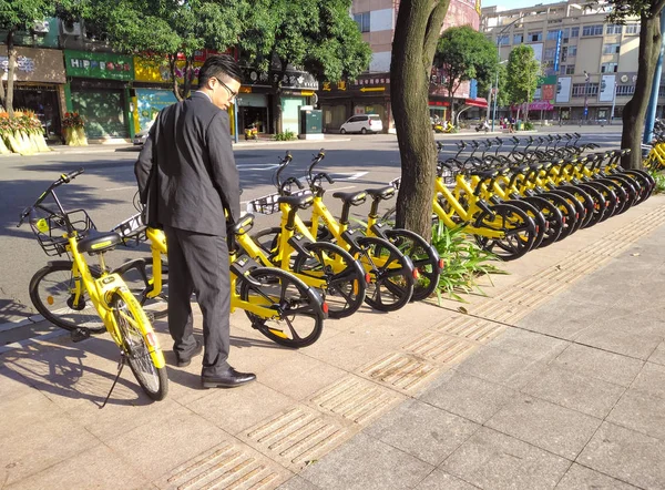 広東省 2017 Office 紳士共有自転車に乗る準備ができています 自転車共有は非常に中国で人気 — ストック写真