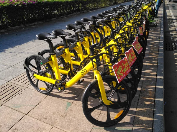 12月1日 2017 共享自行车在路边 自行车分享在中国很流行 — 图库照片