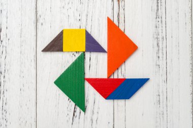 bir fırıldak şeklinde ahşap tangram