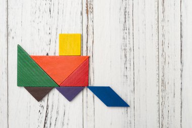 bir tren şeklinde ahşap tangram