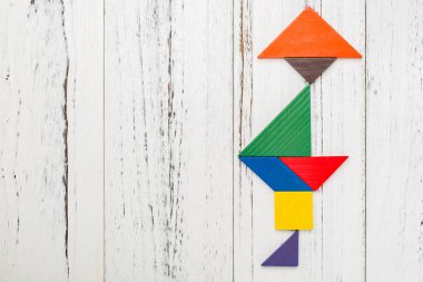 bir şapka giymiş ve kopya alanı ile zemin üzerinde duran bir insan şeklinde ahşap tangram