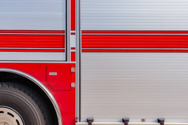 arka plan olarak bir yangın kamyon tarafında