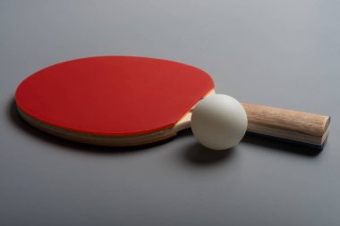 pingpong raketleri ve gri bir arka plan üzerinde topu