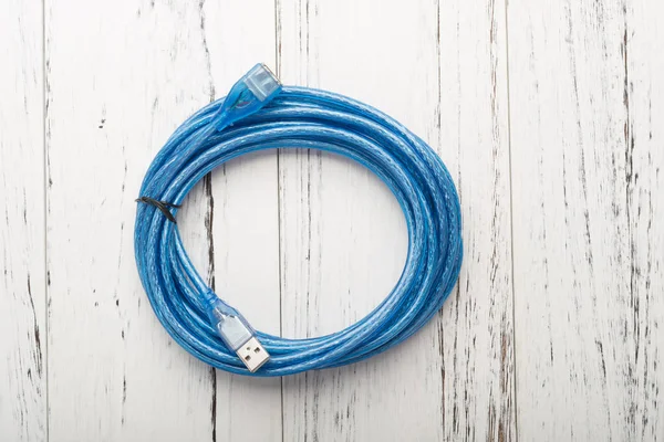 Vista Superior Cable Usb Azul Sobre Fondo Madera Blanca — Foto de Stock