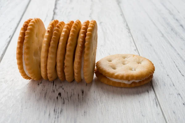 Biscoitos Sanduíche Com Creme Branco Enchimento Sobre Fundo Madeira Branca — Fotografia de Stock