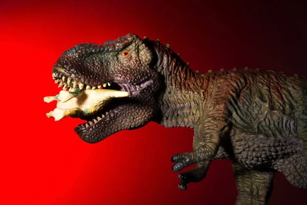 Tyranozaur Gryzienie Mniejszych Dinozaura Światło Punktowe Głowie Czerwone Światło Tle — Zdjęcie stockowe
