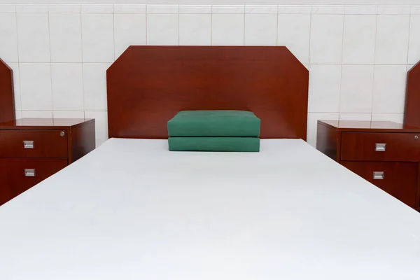 兵士のための正方形の折られたキルトと清潔な感じのベッド — ストック写真