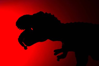 bir insan vücudunun kırmızı ışık ile karanlık ısırma tyrannosaurus gölgesi