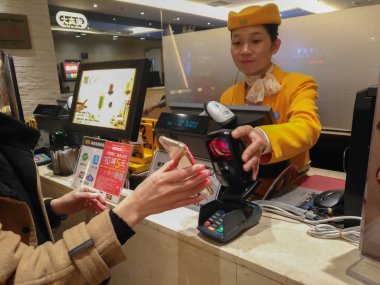 Zhongshan, Çin-Ocak 1, ödeme yolu ile hareket eden bir restoranda yapıyor 2018:girl. Wechat veya Alipay ödeme ve para aktarma yolu ile hareket eden için çok yaygın ve popüler Çin, hızlı ve güvenli olur.
