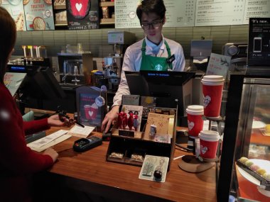 Foshan, Çin-Ocak 1, 2018:girl yolu ile hareket eden ödeme yapıyor. Wechat veya Alipay ödeme ve para aktarma yolu ile hareket eden için çok yaygın ve popüler Çin, hızlı ve güvenli olur.