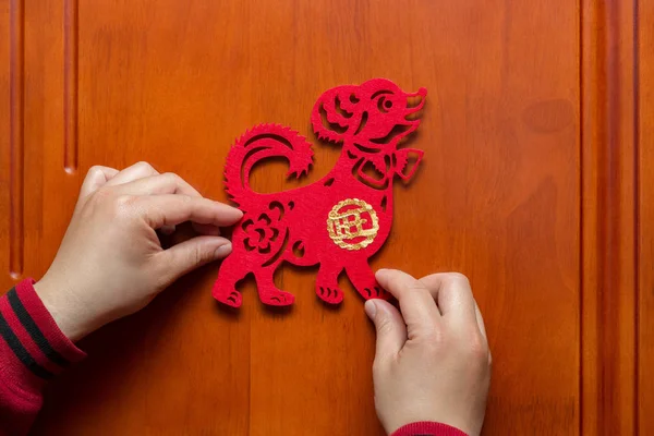 Muž Lepení Čínský Nový Rok 2018 Psa Dveřím Číňané Znamená — Stock fotografie
