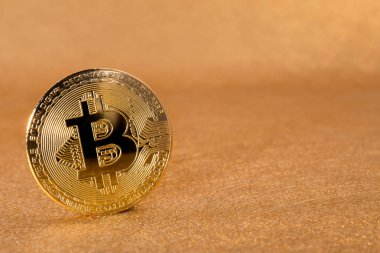 bitcoin kopya alanı altın zemin üzerine