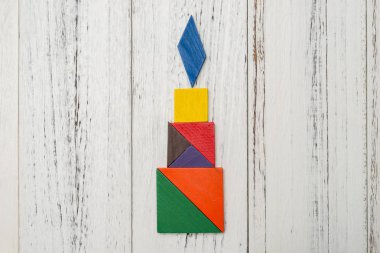 bir mum şeklinde ahşap tangram