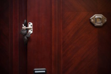 kapak emniyet mandalını açmaya çalışırken hırsız