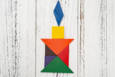 bir mum şeklinde ahşap tangram