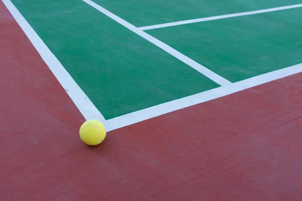 Tennis Ball Just Out Corner Hard Court — Stock Photo, Image