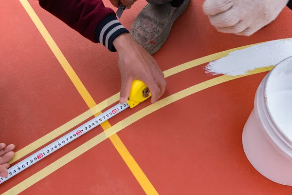 Lavoratori Che Misurano Dipingono Linea Laterale Sul Pavimento Uno Stadio — Foto Stock