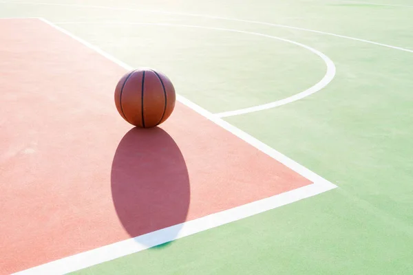 Baloncesto Campo Juego Día Contra Sol — Foto de Stock