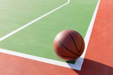basketbol oyun alanında bir gün zaman köşede yakınındaki