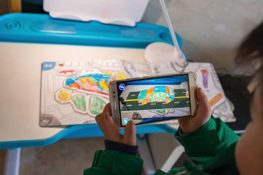 Zhongshan, Çin-Şubat 8, Augmented Reality popup Resim Sergisi bir rengin oynarken 2018:kid araba ve yol yolu ile hareket eden dolu. AR ve Vr oyunlar daha popüler hale.