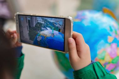 Zhongshan, Çin-Şubat 7, yolu ile hareket eden Augmented Reality popup dünya Özgürlük heykeli ile oynarken 2018:kid. AR ve Vr oyunlar daha popüler hale.