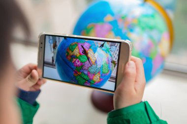 Zhongshan, Çin-Şubat 7, Augmented Reality popup dünya yolu ile hareket eden dinozorlarla oynarken 2018:kid. AR ve Vr oyunlar daha popüler hale.