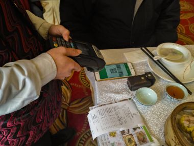 Zhongshan, Çin-Şubat 1, 2018:doing ödeme Wechat para cep üzerinden bir restoranda. Wechat veya Alipay ödeme ve para aktarma yolu ile hareket eden için çok yaygın ve popüler Çin, hızlı ve güvenli olur.