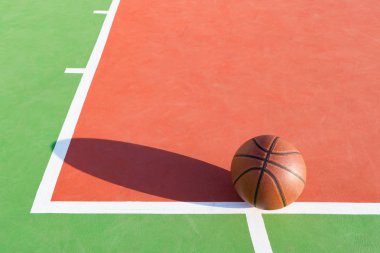 bir gün süre içinde açık bir oyun alanı üzerinde basketbol