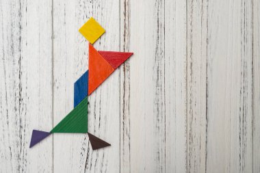 hızlı yürüyen kız ellerinde şeylerle gibi şeklinde ahşap tangram